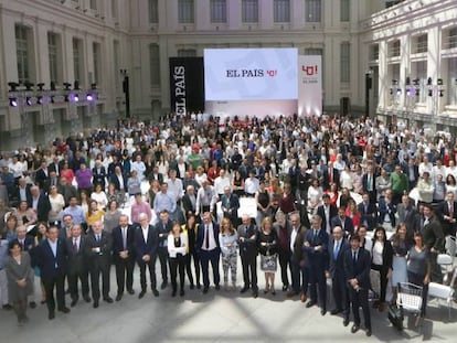 Los trabajadores de EL PAÍS, durante la celebración del 40 aniversario. J. ARCA