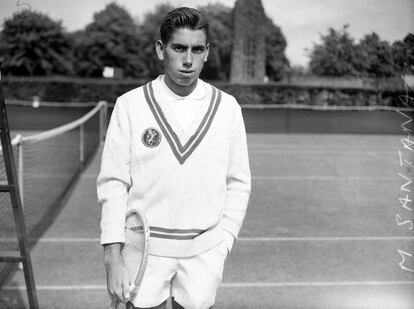 Manuel Santana, en 1953. El legendario tenista español ha muerto este sábado en Marbella (Málaga) a los 83 años.