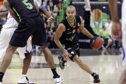 Tony Parker, en un partido con el Asvel Villeurbanne.