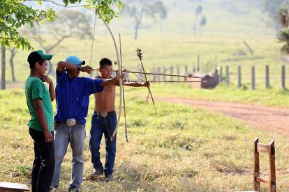 Nas áreas de retomada, é possível sentir o clima de tensão. Os índios circulam com pedaços de pau ou arcos e flechas e nunca andam sozinhos, por temor de serem atacados.