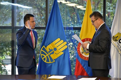 Sneyder Pinilla jura frenta a Olmedo López como subdirector para el Manejo de Desastres de la UNGRD, en junio de 2023.