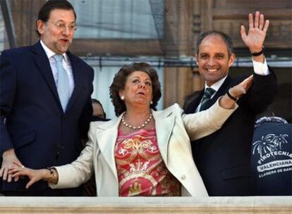 Mariano Rajoy, Rita Barberá y Francisco Camps, en el balcón del Ayuntamiento de Valencia durante la <i>mascletà.</i>