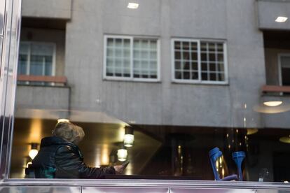La supuesta víctima de acoso, Lucila Vázquez, en la cafetería del hotel donde reside.