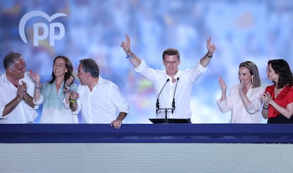 Feijóo celebra la victoria del PP en las elecciones del 23-J junto a otros dirigentes de su partido.