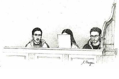Dibujo de los tres hermanos acusados, de izquierda a derecha, Ayhan, Mutlu y Alpaslan, ante el tribunal.