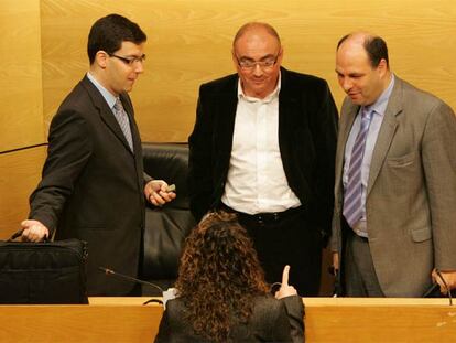 Madrazo, ayer con sus directores de Planificación, Iker Pérez de San Román (a la izquierda), y de Suelo, Iñigo Maguregui.
