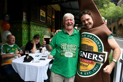 Dos hombres posan para una foto durante la celebración del Día de San Patricio, en un hotel en The Rocks, Sídney (Australia).