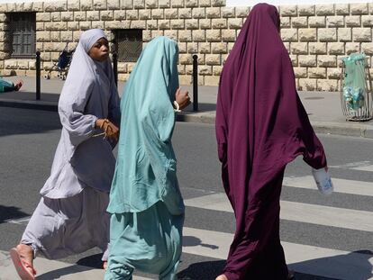 Mujeres musulmanas cruzan la calle en el exterior de la Gran Mezquita de París, en una foto de archivo.