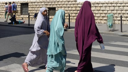 Mujeres musulmanas cruzan la calle en el exterior de la Gran Mezquita de París, en una foto de archivo.