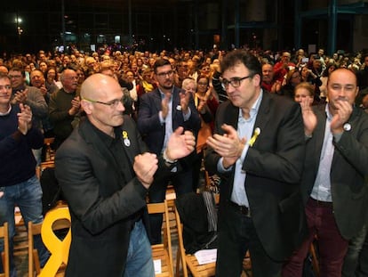 El exconseller Ra&uuml;l Romeva (i) y el exsecretario de Hacienda Llu&iacute;s Salvad&oacute; en el mitin de Sant Carles de la R&aacute;pita.