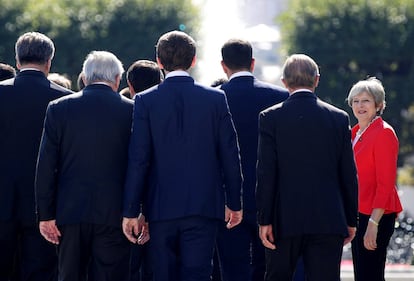 La primera ministra británca, Theresa May, a la espera de una foto familiar, durante la cumbre de líderes de la Unión Europea en Salzburgo (Austria).