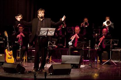 Roger Mas junto a la Cobla Sant Jordi.