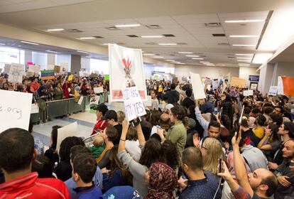 Protestos no aeroporto de Dallas.