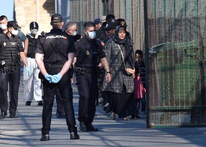 Llegada al puerto de Almería de los ocupantes de una patera con diez hombres, una mujer y tres menores, el pasado 20 de mayo.