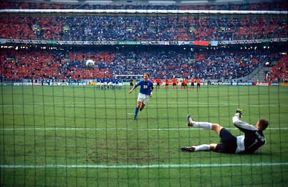 El italiano Francesco Totti marca de penalti ante Países Bajos en la Eurocopa de 2000.