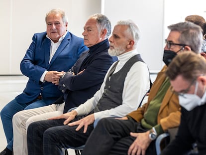 Al fondo, a la izquierda, el expresidente de la Diputación de Valencia, Alfonso Rus, del PP, y en el centro, con chaleco, Marcos Benavent, el 'Yonki del dinero'.