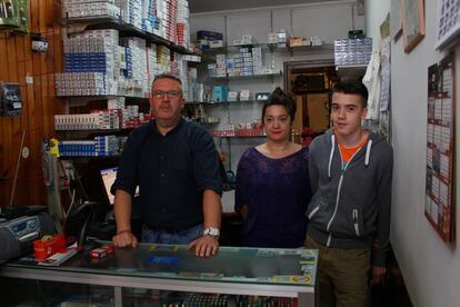 Francisco Pérez, de 52 años; Elena Díaz, de 50 y Alberto Pérez, de X. Esta familia regenta un estanco en la avenida del Generalísimo Franco desde hace años. Están muy contentos con la medida, aunque suponga cambiar su dirección postal. "Tenían que haberlo hecho hace 30 años", apostilla Francisco Pérez.