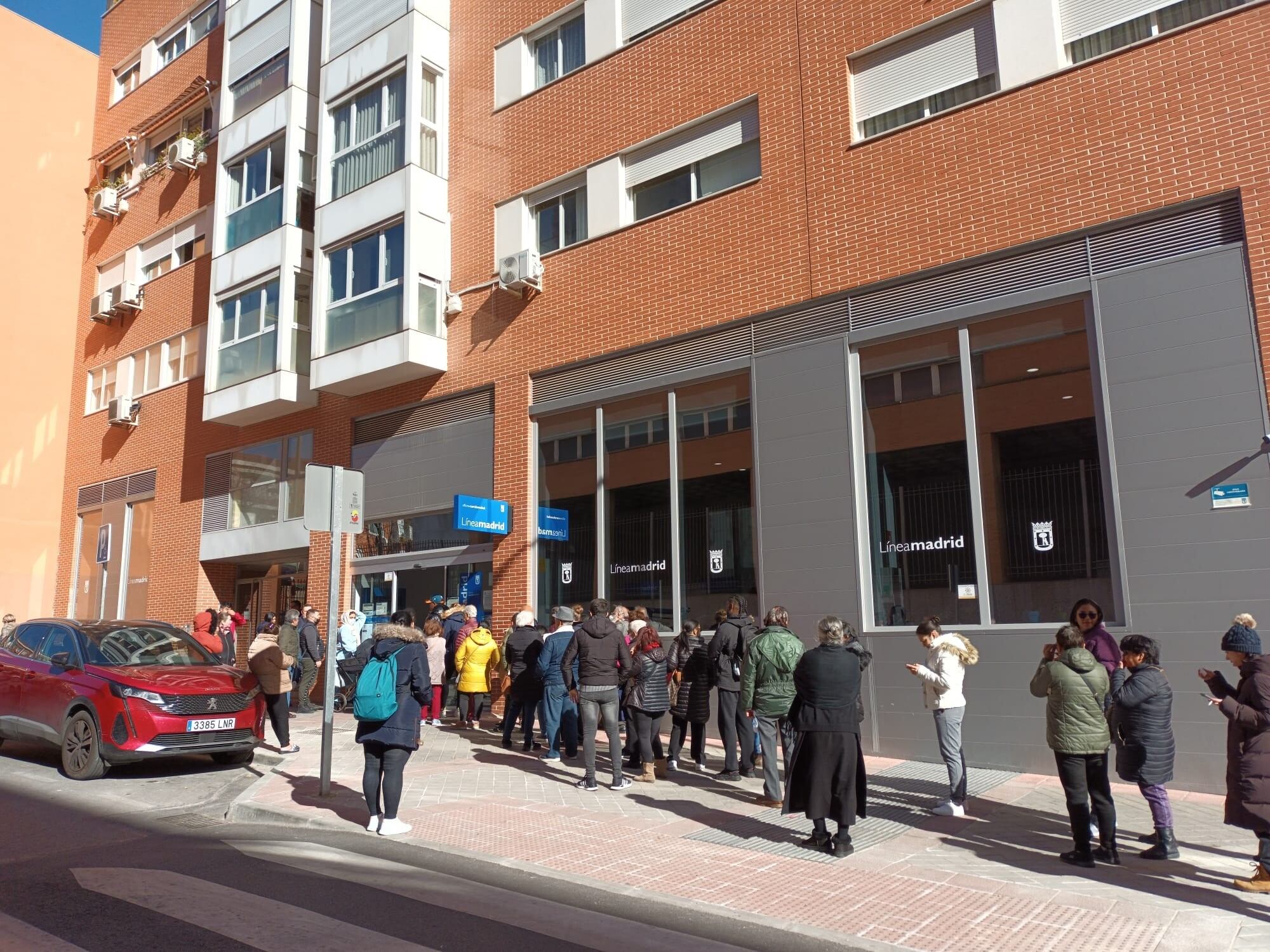 Colas en oficinas de atención a la ciudadanía de Línea Madrid 010 de Carabanchel, el 6 de octubre. 