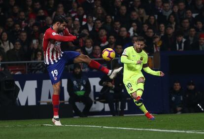 Diego Costa intenta cortar un disparo del Leo Messi.