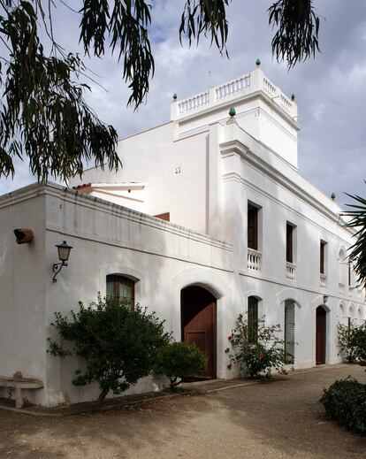 La masía, construida por los marqueses de Mont-roig y adquirida a principios del siglo XX por los padres del pintor.