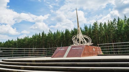 El monumento que marca la frontera entre Europa y Asia, en Ekaterimburgo.