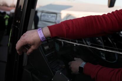 Un conductor de autobús que transporta refugiados desde el punto fronterizo de Medyka muestra la pulsera que se entrega a los transportistas autorizados, este viernes.