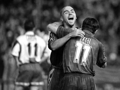 De la Peña celebra u gol frente al Espanyol con el rumano Hagi.