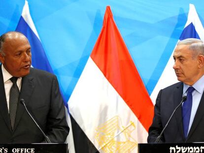 El ministro de Exteriores egipcio, Sameh Shoukry, y el primer ministro israelí, Benjamín Netanyahu, en Jerusalén.