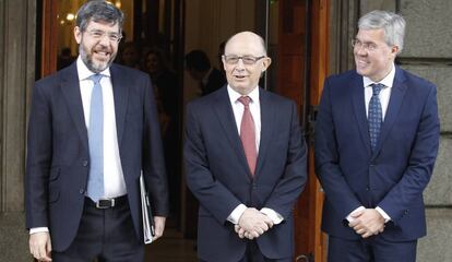 El ministro de Hacienda, Cristóbal Montoro (c), que ha entregado hoy a la presidenta del Congreso, Ana Pastor, el proyecto de Presupuestos Generales del Estado para 2017 que, a diferencia de otros ejercicios, comenzará su tramitación parlamentaria bien comenzado su año de aplicación, acompañado por los secretarios de Estado de Presupuestos, Alberto Nadal (i) y Hacienda, José Enrique Fernández de Moya.