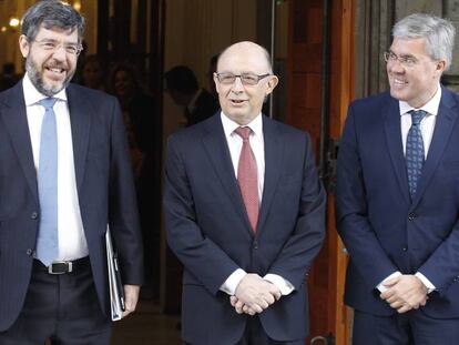 El ministro de Hacienda, Cristóbal Montoro (c), que ha entregado hoy a la presidenta del Congreso, Ana Pastor, el proyecto de Presupuestos Generales del Estado para 2017 que, a diferencia de otros ejercicios, comenzará su tramitación parlamentaria bien comenzado su año de aplicación, acompañado por los secretarios de Estado de Presupuestos, Alberto Nadal (i) y Hacienda, José Enrique Fernández de Moya.