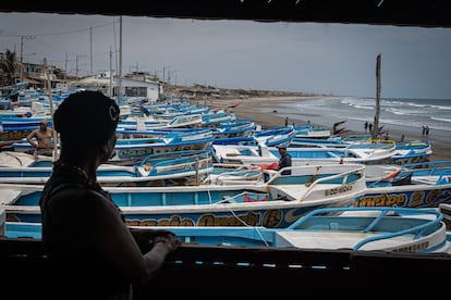 Vicky, que observa desde la ventana de su tienda los botes de pesca, calcula que alrededor de 30 personas transexuales trabajan actualmente como pescadoras en Engabao. La tasa de desempleo en personas transexuales en Ecuador es del 38%, según un estudio hecho en 2021 llamado 'Encuesta para identificar vulnerabilidades en la población LGBTIQ+', en el que colaboraron organizaciones como Fundación Mujer&Mujer, el Consejo Nacional para la Igualdad de Género y el Fondo de Población de las Naciones Unidas (UNFPA, por sus siglas en inglés). El porcentaje en el caso de personas travestis es aún más alto: del 83%.
