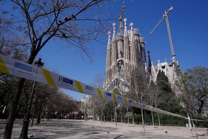 Una cinta impide el acceso a la Sagrada Familia, uno de los monumentos más visitados de Barcelona, por el estado de alarma.