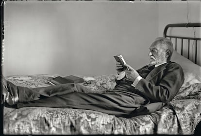 Miguel de Unamuno (Bilbao, 1864 - Salamanca, 1936) fue uno de los autores más retratados de su época. En sus últimos años se tumbaba en su cama a leer después de la universidad.