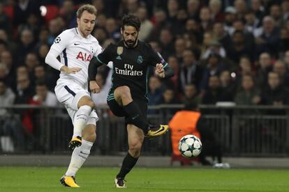 Isco y Paolo Gazzaniga luchan por el balón durante el partido de fútbol de la Liga de Campeones entre el Tottenham Hotspurs y Real Madrid.