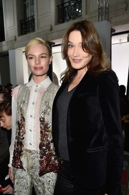 La ex primera dama francesa, modelo y cantanta Carla Bruni y, a la izquierda, la actriz Kate Bosworth fueron dos de las personalidades que se sentaron en el 'front row' de Schiaparelli para no perderse su propuesta de alta costura presentada en París.