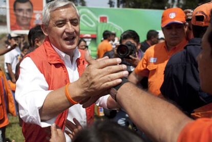 Pérez Molina saluda a simpatizantes de su partido en Chimaltenango, en el centro del país.