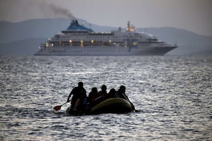 Els refugiats, la majoria sirians que fugen de la situació del seu país, fan un llarg camí fins arribar a Europa. Travessen Turquia i han de fer servir barcasses per arribar a la costa de l'illa de Kos, a Grècia (a la imatge). Des d'allà, passen a l'Europa continental. Durant l'última setmana ho han fet gairebé 21.000 persones, segons l'ONU.
