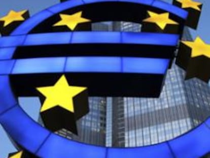 Escultura con el símbolo del euro frente a la sede del BCE en Fráncfort
