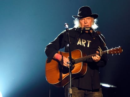Neil Young, durante un concierto, en una imagen de archivo.