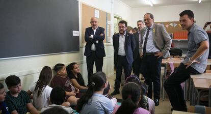Josep Bargalló, Pere Aragonès y el 'president' Torra, en una escuela. 