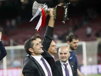 Valverde levantando la Supercopa.