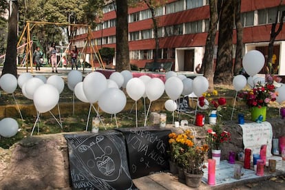 Ofrenda en el parque infatil donde se realizó del hallazgo.