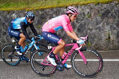 Carapaz, con la bici rosa que le regaló el equipo. A la izquierda, Mas.