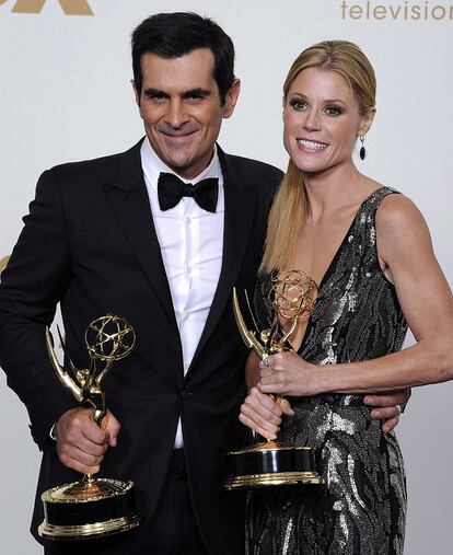 Julie Bowen y Ty Burrell, de Modern Family, posan con sus Emmy