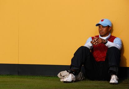 Tiger Woods espera en el hoyo 18, durante la última jornada de la Ryder.