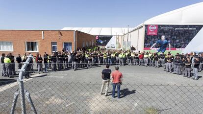 Asamblea de trabajadores de la planta de Nissan en &Aacute;vila ayer.