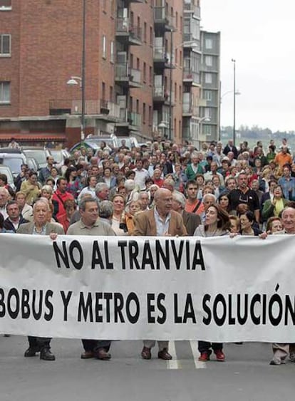 Vecinos del bilbaíno barrio de Rekalde se manifestaban el pasado miércoles contra el tranvía.