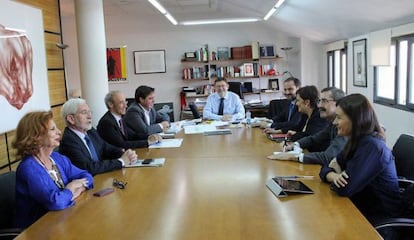 Ximo Puig reunido con diputados y senadores socialistas en Madrid.