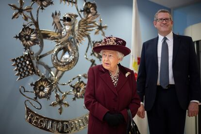 Isabel II, con Andrew Parker en febrero de 2020 durante su visita al  MI5.
