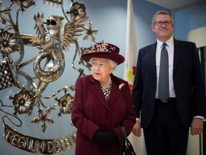 Isabel II, con Andrew Parker en febrero de 2020 durante su visita al  MI5.